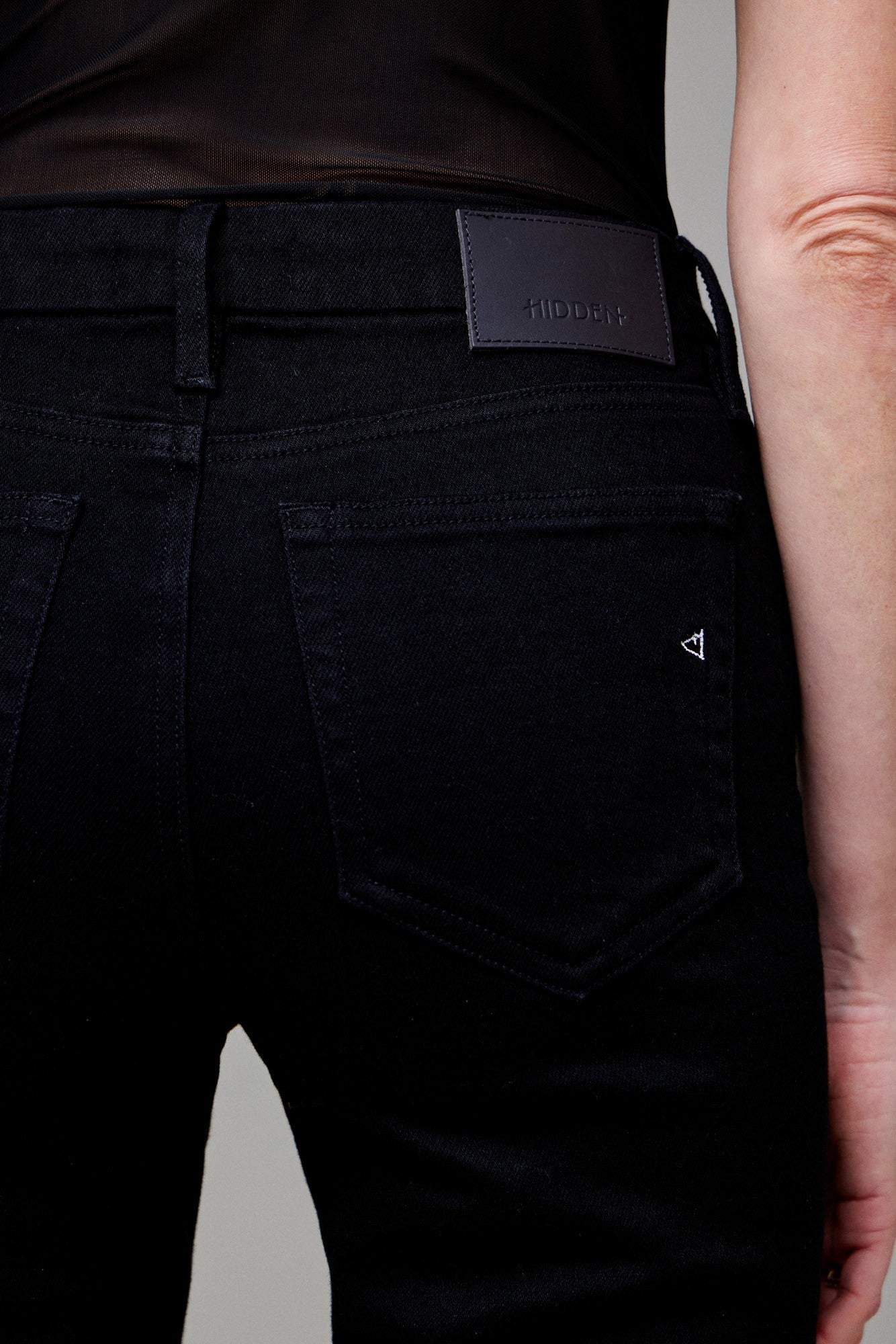 Hidden Amelia Cropped Mid Rise Skinny Capri