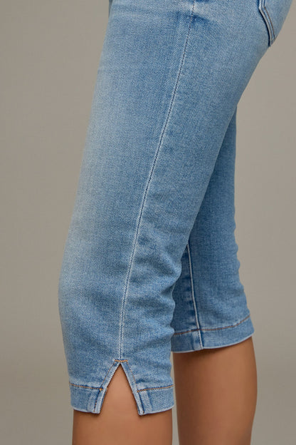 Hidden Amelia Mid Rise Capri Denim
