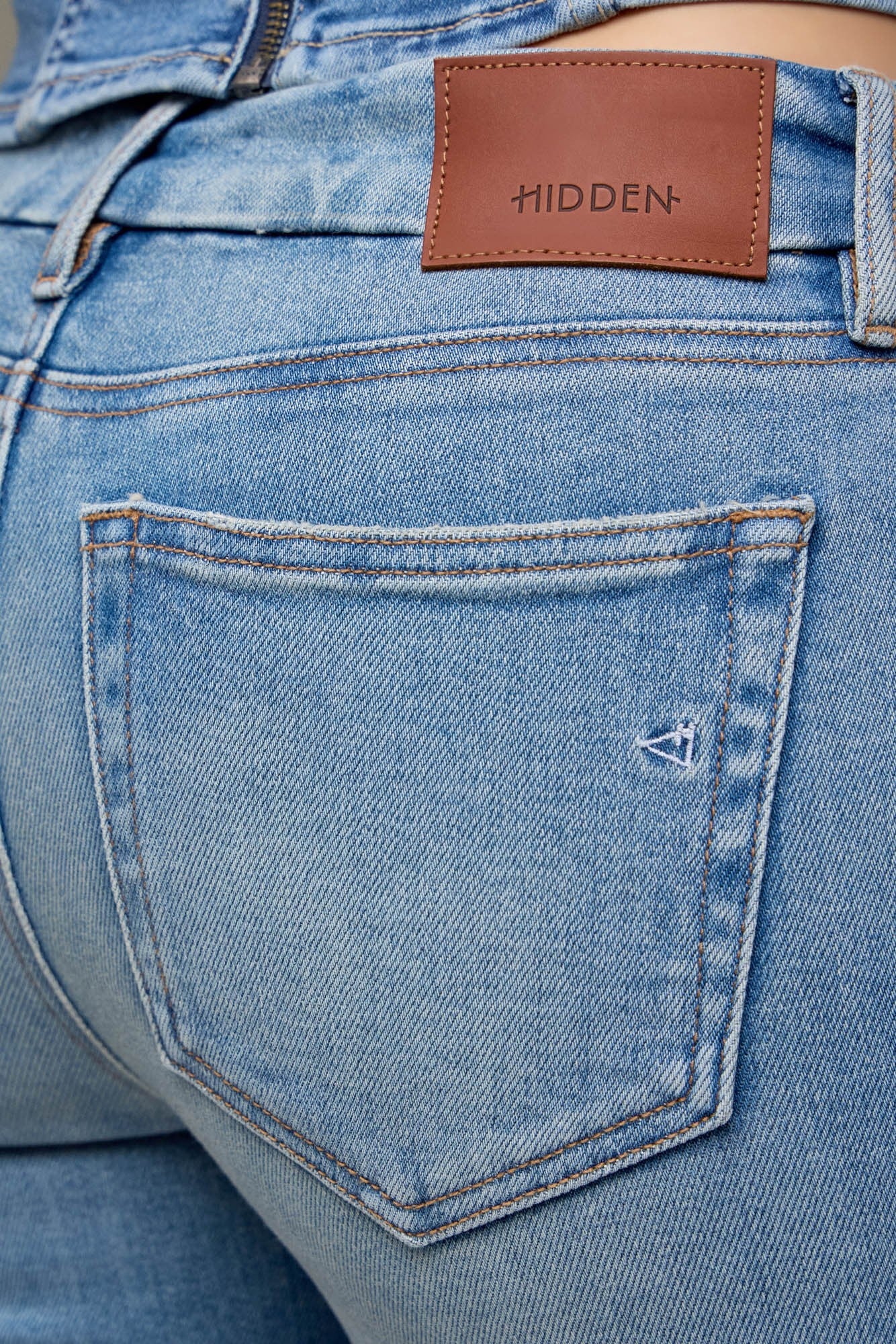 Hidden Amelia Mid Rise Capri Denim