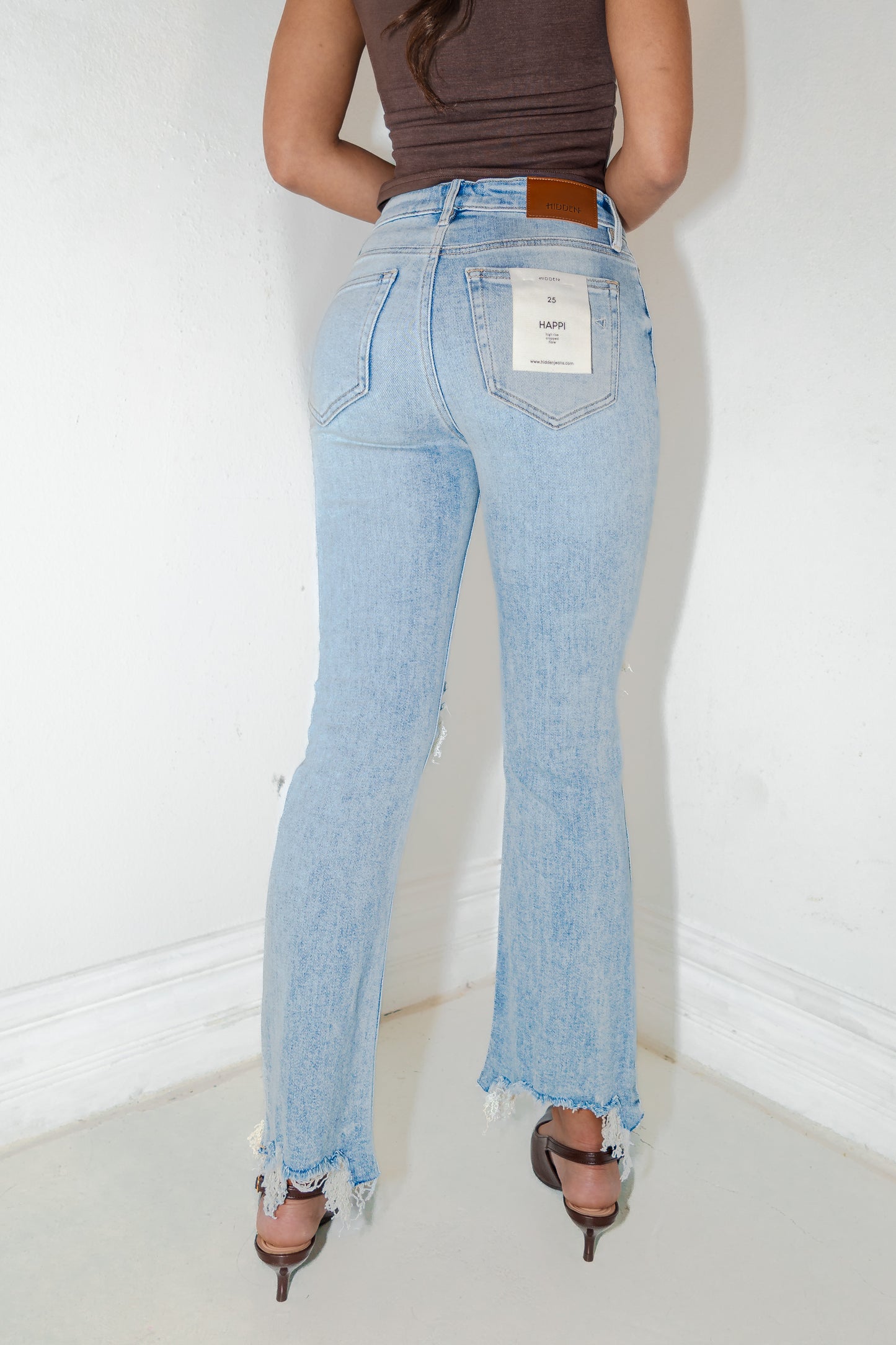 Hidden Happi Distressed Frayed Hem Cropped Jeans